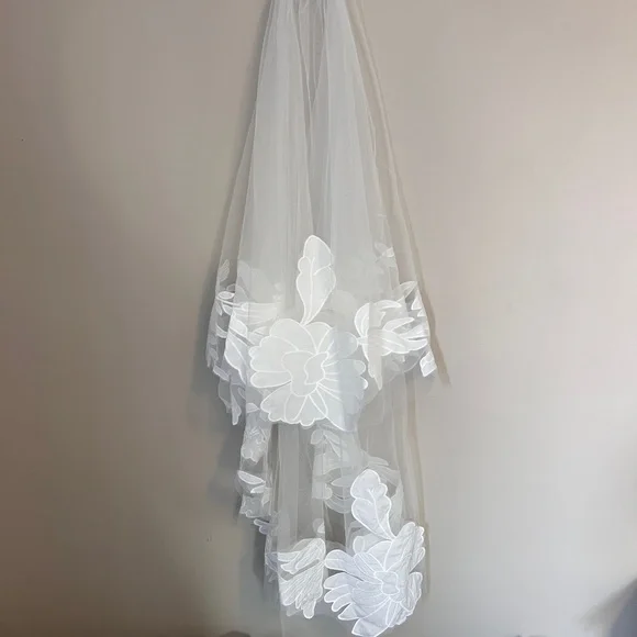 Elegant White Floral Veil - Picture 2 of 9